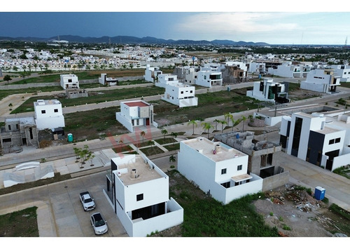 Terreno En Venta En Privada Coto Platino Norte Con Alberca, Casa Club, Areas Deportivas Con Segur...