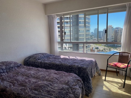 Apartamento En Playa Mansa A 1 Cuadra Del Mar Y A Dos De La Playa Brava-ref:556