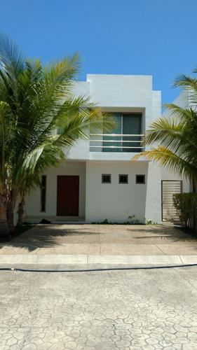 Casa En Renta O Venta, Residencial Artes, Cancún, 2 Pisos, Con Alberca, Seguridad, Balcón.