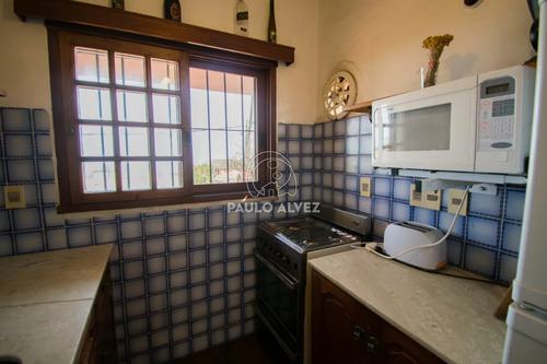 Casa En Alquiler Temporal En Piriapolis, Frente Al Mar. Con 3 Dormitorios, Dos Baños. Parrillero Cubierto. Ideal Para Disfrutar En Familia.