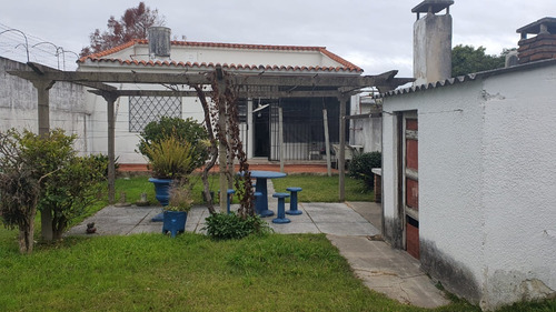 Imagen 2 de 10 de Sólida Y Amplia Casa A Pasitos De Av. Italia.