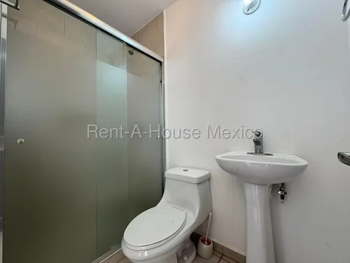 Renta. Casa De 3 Recámaras Con 1 En Planta Baja - Zákia | Rahqro