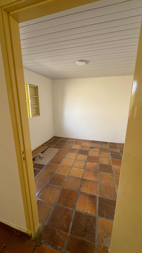 Aluga-se Casa Com 2 Quartos E Amplo Quintal
