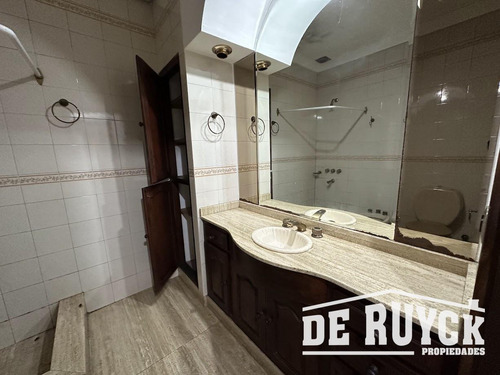Chalet En Pleno Barrio Los Cedros