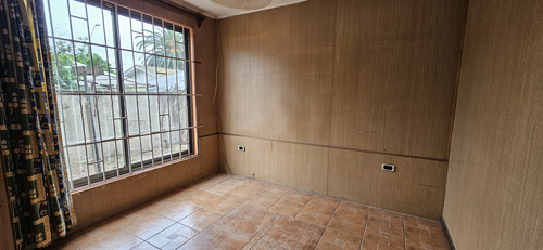 Casa Paradero 12. 3 Dormitorios, 1 Baño, Estacionamientos.