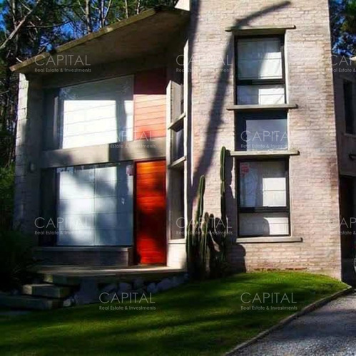 Casa En Venta De Cuatro Dormitorios, Parrilla Y Piscina En Montoya