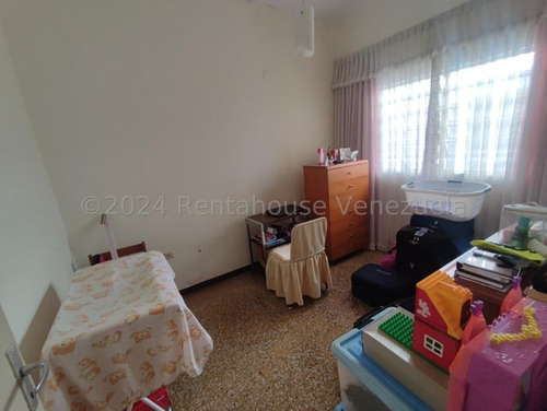 En Venta Bonita Y Cómoda Casa En La Carlota Muy Bien Mantenida, Acogedora Con Techos Altos, Excelente Distribución, Posee Un Patio Interno Vi Mls #25-1601