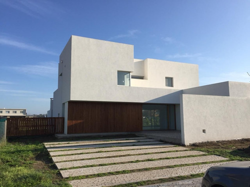 Casa Chalet En Venta Ubicado En San Benito, Villanueva