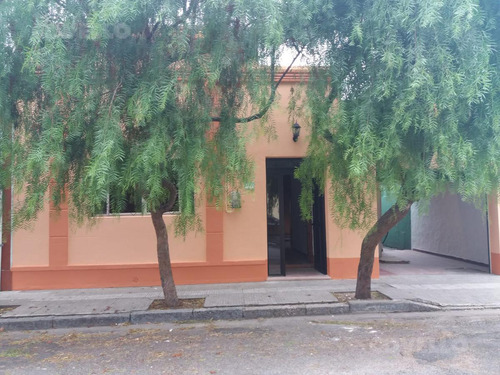 Casa Céntrica, Ambientes Amplios, Muy Buena Construcción, Patio, Garaje