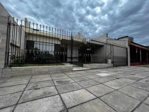 Casa Con Jardin Terraza Y Cochera En Venta San Justo