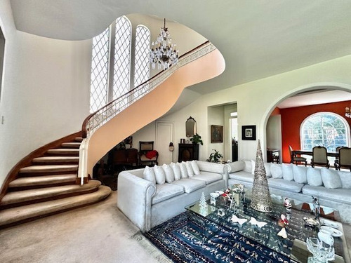 Casa En Las Lomas En Venta Con Amplio Jardin