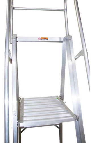 Escalera C/plataforma Pleg 4 Esc, Ruedas Y Barandal Akron Color Plateada