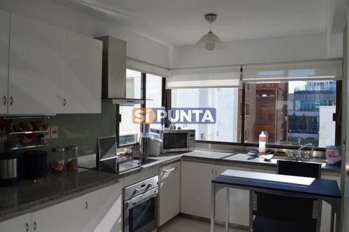Imagen 6 de 21 de Apartamento En Playa Mansa A La Venta