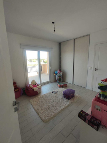 Casa En Venta Con Salida A La Laguna, Estilo Neoclásico. En El Cantón.