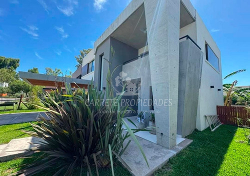 Venta Casa 4 Ambientes Con Pileta. Lista Para Mudarte! Santa Elena