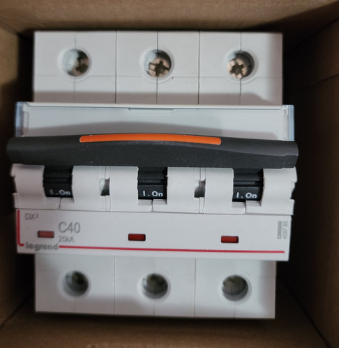 Interruptor Automatico 3p 40a 25ka Curva C Tripolar 409785