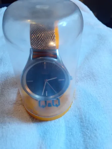 Reloj Qyq Impecable Pilas Nuevas Gris Amarillo Negro (Usado)