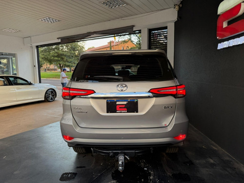 Toyota Hilux SW4 SRX 2.8 turbodiesel 7L 4x4 (Aut)