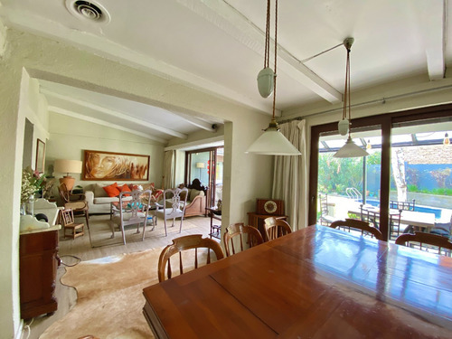 Casa En Venta Vitacura, Remodelada, Cuatro Dormitorios