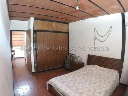 Yg Increíble Casa Con Dos Anexo, Potencial Para Remodelar Residencial O Comercial, Ubicada En Esquina Con Fácil Acceso En Venta En La Trinidad 24-1929 Ys
