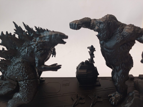 Imagen 4 de 9 de Godzilla Vs King Kong En Portaviones Figura Película 20 Cm