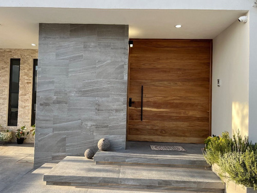 Doble Altura, Amplio Jardín, Vapor- La Vista Residencial
