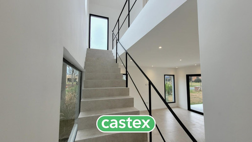 Casa En Venta En El Barrio Cerrado Santo Tomas, Pilar