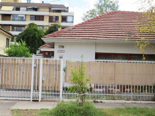 Casa En Venta De 5 Dorm. En Ñuñoa