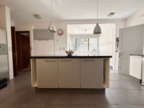 Hermosa Propiedad En Venta De 4 Dormitorios En Zona Lugano, Punta Del Este.