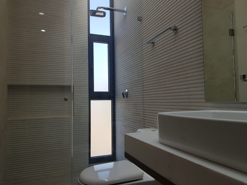 Residencia De Autor En Altozano, 4 Recámaras, Una En Pb, Estudio, Family Room..