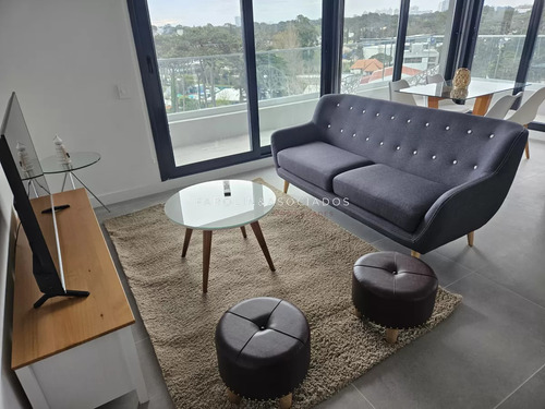 Apartamento En Venta De 2 Dormitorios En Edificio View, Punta Del Este.
