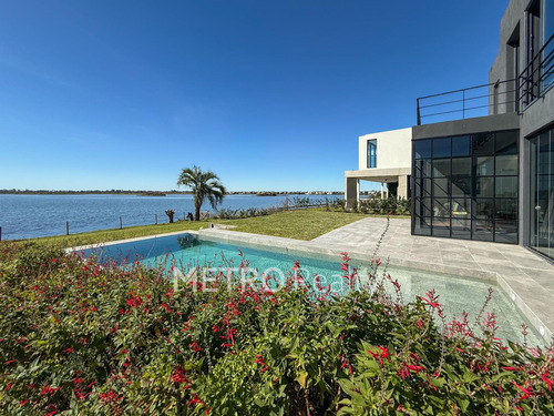 Casa En Venta Al Lago Central Con 5 Habitaciones En Marinas, Puertos