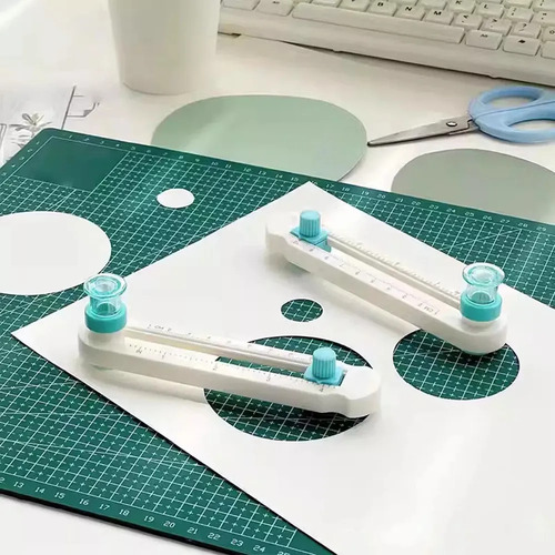 Cortando Papel Circular Com Uma Faca De Bússola