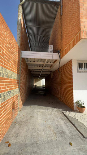 Annic Coronado Vende Comoda Casa En Calle Cerrada Urb. Trigal Centro Ref. 284796