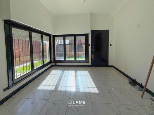 Venta Casa 3 Ambientes Con Patio Y Cochera - Zona Chauvin