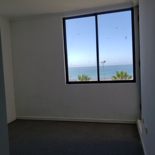 Imagen 2 de 13 de Amplio Departamento Frente Al Mar, Coquimbo. Primera Linea