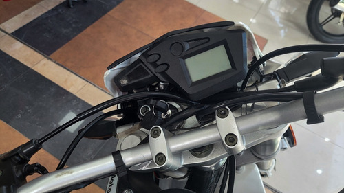Imagen 11 de 21 de Motomel Xmm 250 0km