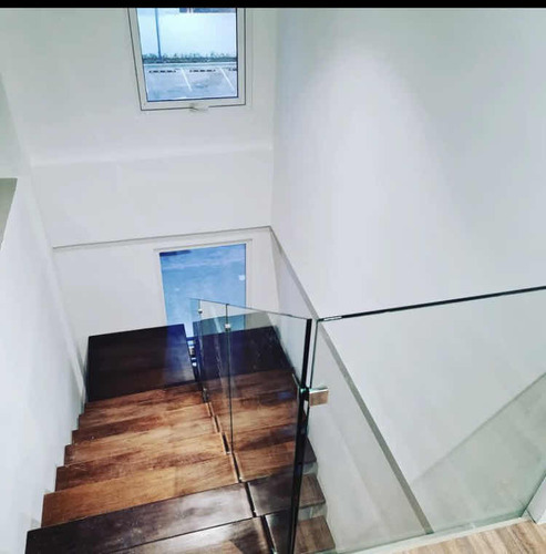 Escaleras Con Vidrio Templado Flotante Con Anclajes En Acero