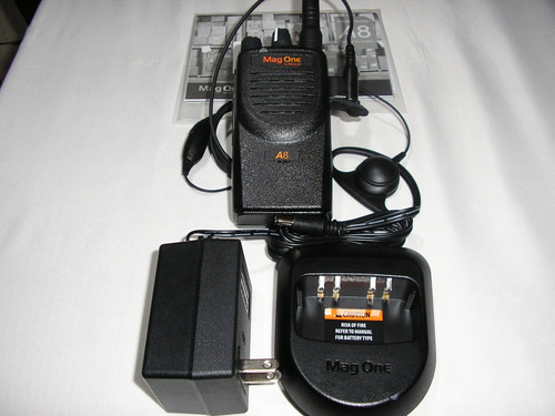 Radio Portatil Motorola Mag One A8, Uhf, Incluye Audifono Negro Uhf