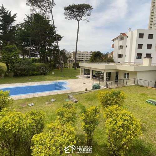 Imagen 12 de 13 de Venta - Destacable Departamento En Venta En Playa Mansa A Una Cuadra Del Mar. 4 Dormitorios En Suite.