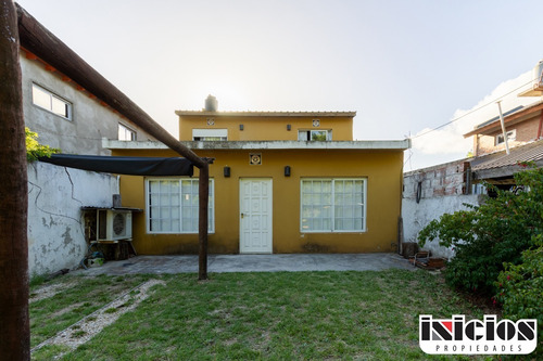 Casa Sola En Lote: Av. El Cano N° 3080, E/zuviria Y Hernandez. San Bernardo - C702