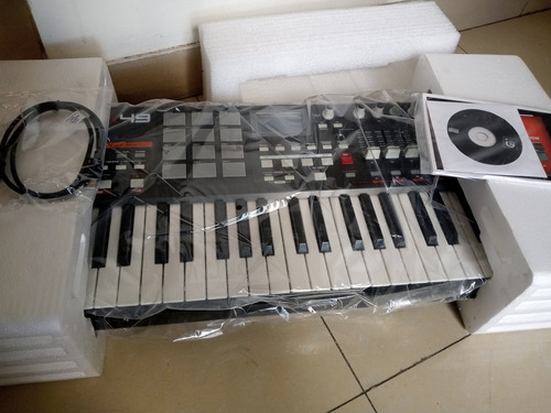 Controlador Akai Midi Usb De 49 Teclas Con Almodillas Mpc
