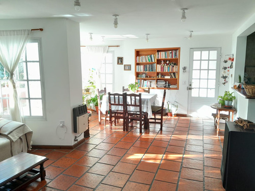 Casa En Venta En Beccar De 4 Dormitorios, Entre Vias Y Libertador, Jardín, Pileta.