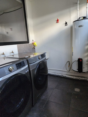Casa En Venta Con Espacios Amplios (trato Directo)