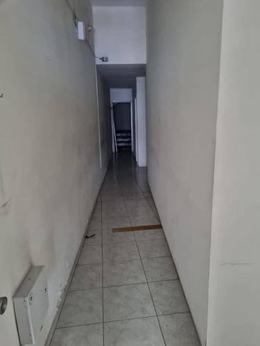 Imagen 5 de 19 de Local -18 De Julio Entre Roxlo Y Minas , 5,5 Mts De Frente , 275 M2 !!
