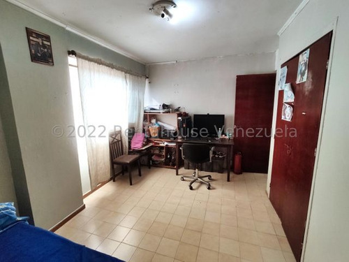 Imagen 22 de 30 de Apartamento En Venta En El Centro De Cabudare Cuenta Con 3 Habitaciones, 2 Modernos Baños, Iluminados Espacios De Sala Y Comedor, Cocina Iluminada Y Área De Lavandería Gabriela C.