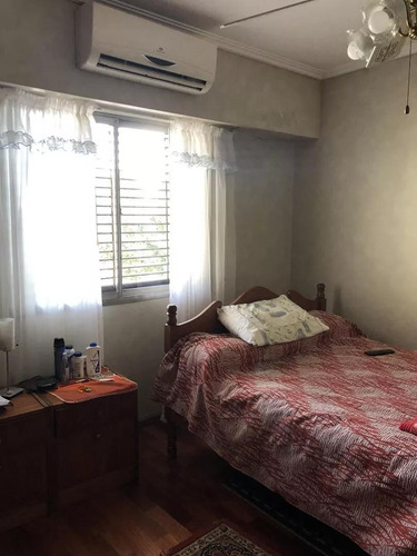Casa En Venta - 4 Dormitorios 5 Baños - Cochera - 250mts2 - Lomas De Zamora