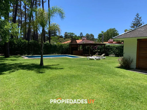 Alquiler Temporario De Casa De Tres Dormitorios Con Piscina En Barrio Lugano A Pasos De Punta Shopping, Punta Del Este