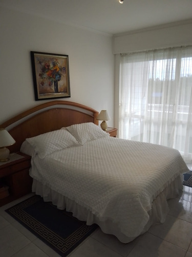 Imagen 18 de 29 de Apartamento En Parada 10 Playa Mansa Frente Al Mar, Super Equipado, Y Las Mejores Comodidades.