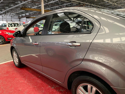 Imagen 4 de 12 de Chevrolet Sonic A Std 5 Vel Ac 2012